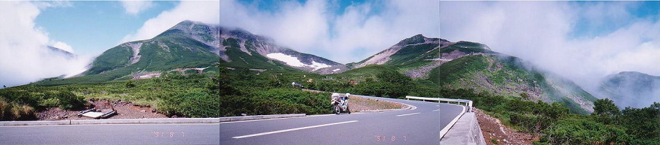 県道を登っていると突然霧が晴れて姿を現した乗鞍岳(写真3枚を結合)。 (1991年8月7日)