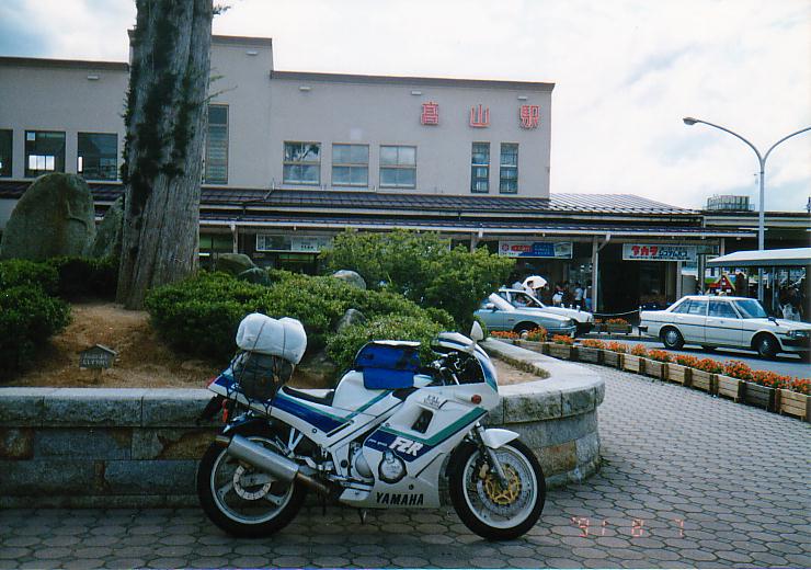 高山駅。この頃にはかなり暑くなった。(1991年8月7日)