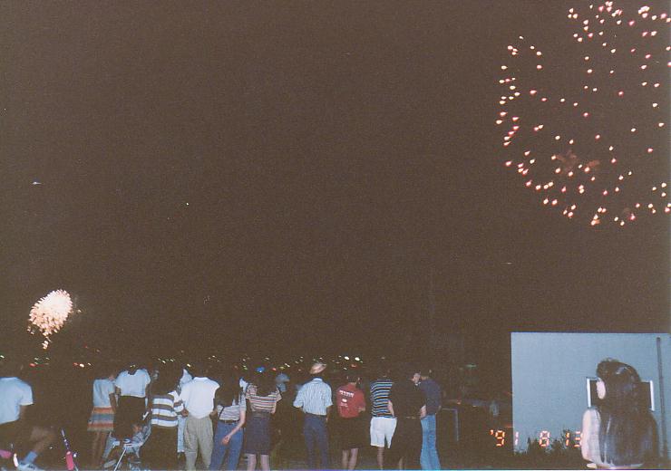 関門海峡花火大会。右が下関側で左が門司側。(1991年8月13日)