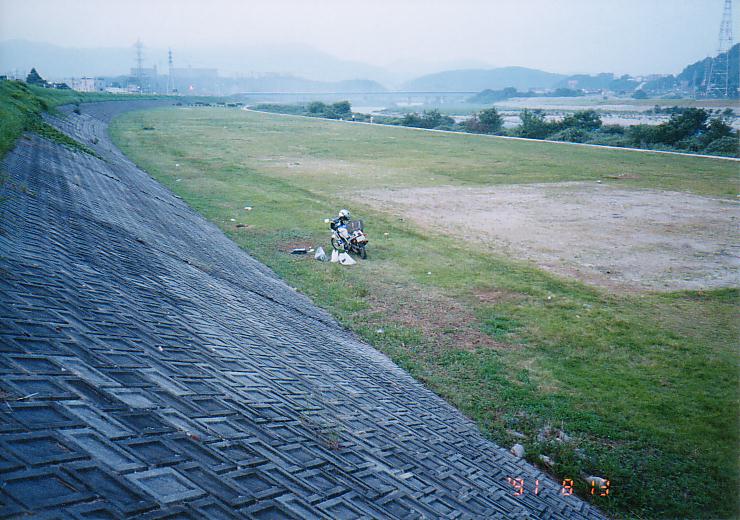 太田川の河原。バイクのあるあたりで寝てた。(1991年8月13日)