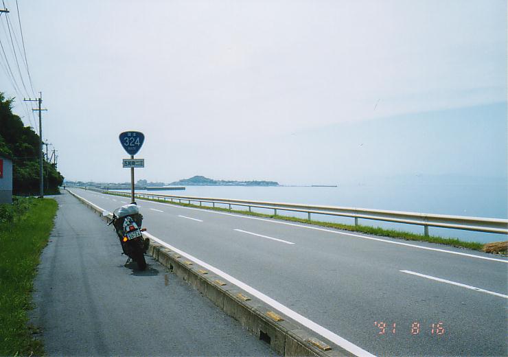 天草諸島北岸のR324。ここはいい道だったが…。(1991年8月16日)