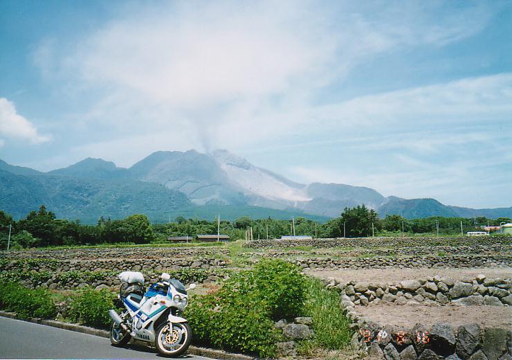 噴煙を上げる雲仙普賢岳。(1991年8月16日)