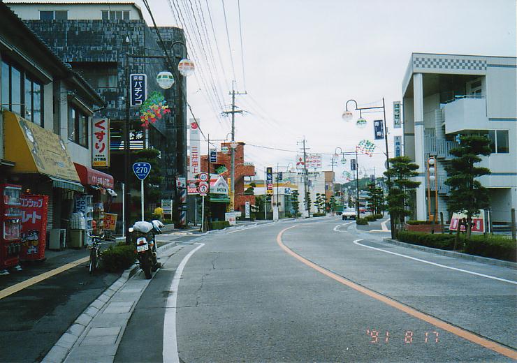 加世田市内のR270。バイパスでなく市街地を走る国道が私は好き。(1991年8月17日)