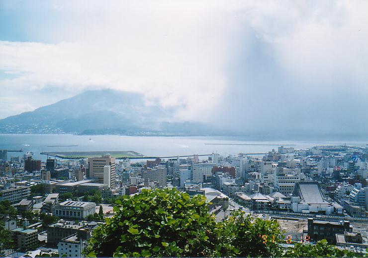 鹿児島市街に火山灰をまき散らす桜島。(1991年8月18日)