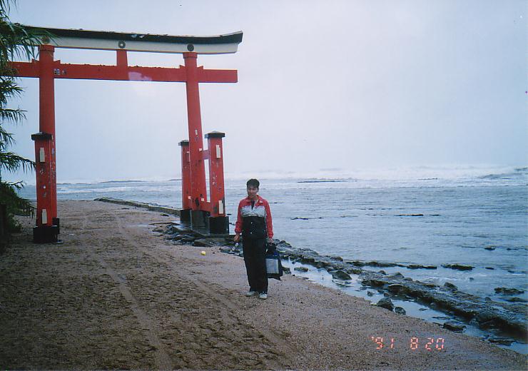 青島神社。あまりの雨風で死にそうだった。(1991年8月20日)