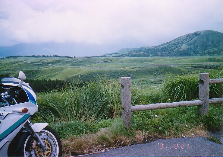 阿蘇山麓の草千里。天気が良ければきれいなんだろうけど…。(1991年8月21日)