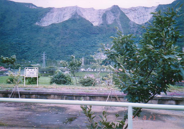 呼野駅の朝。背景は鉱山のようだが詳細は不明。(1991年8月23日)