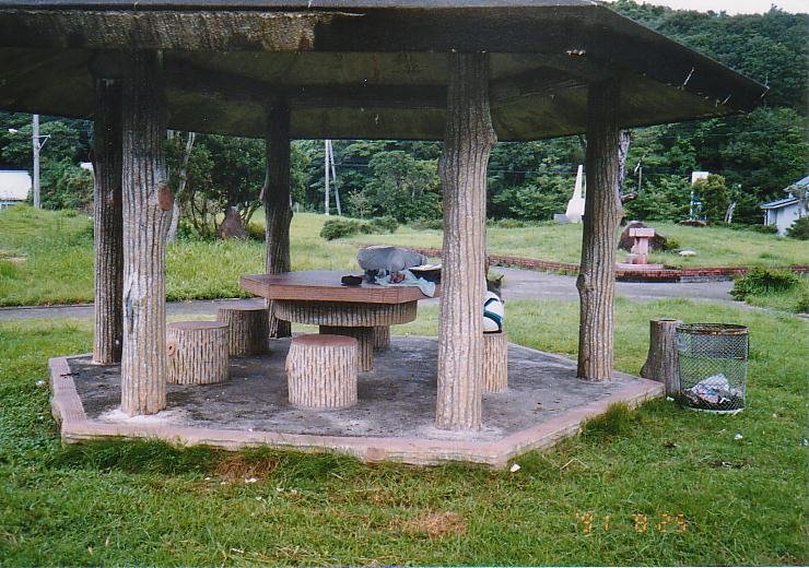 鹿島公園のベンチの朝。ベンチというよりテーブルですね。(1991年8月25日)