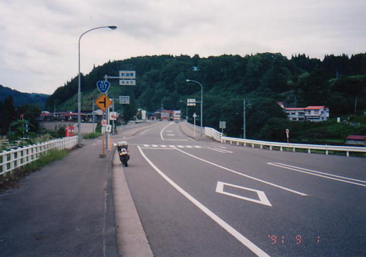 長野県から新潟県への県境のR117。(1991年9月1日)