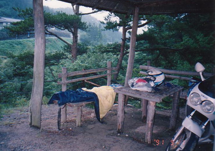差切峡の朝。まだ寝袋ひろげたまま。(1991年9月1日)
