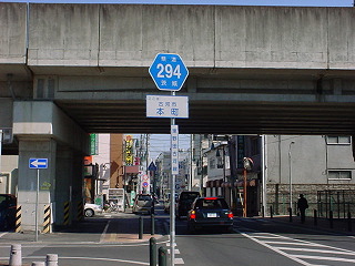 高架下をくぐる県道東野田古河線
