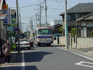 横幅が狭い県道を通る路線バス