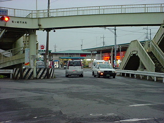 竜ヶ崎駅前交差点から竜ヶ崎駅を見た写真