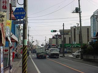 矛盾する県道302号文字ヘキサ(おかめ交差点北側)