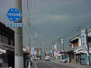 県道35号文字ヘキサ(おかめ交差点から1つ北の交差点の北側)