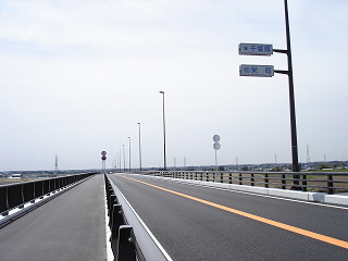 橋の途中で千葉県との県境を渡る