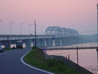 朝もやに煙る北浦大橋