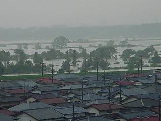 台風15号の影響で増水した利根川