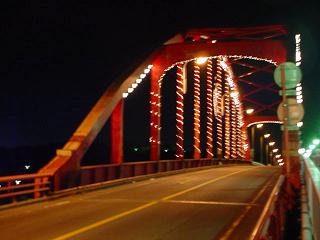 夜間ライトアップされた海門橋
