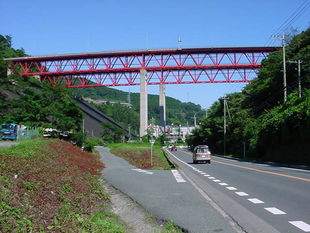 常磐道の下をくぐる茨城県道36号(日立山方線)