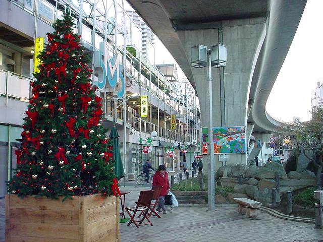 土浦ニューウェイ高架下のクリスマスツリー