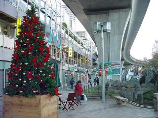 商店街に飾られたクリスマスツリー