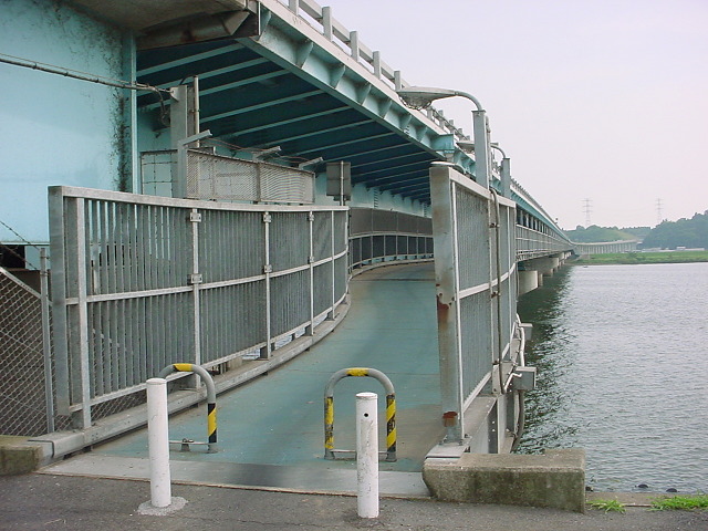 東関東自動車道　利根川橋に併設された歩道橋
