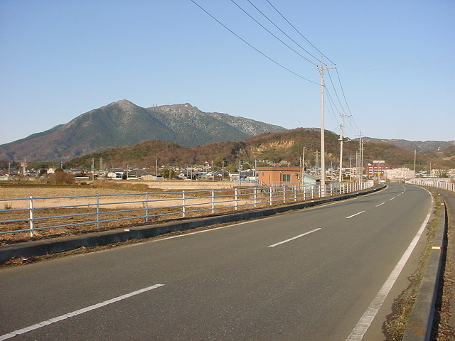 筑波山を望む茨城県道213号(長高野北条線)