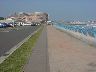 「アクアワールド・大洗」付近の海岸沿いの歩道