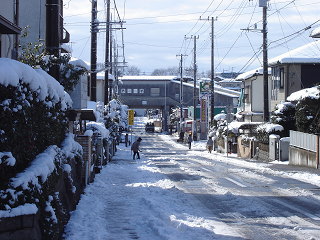 関東鉄道常総線・西取手駅前の雪景色
