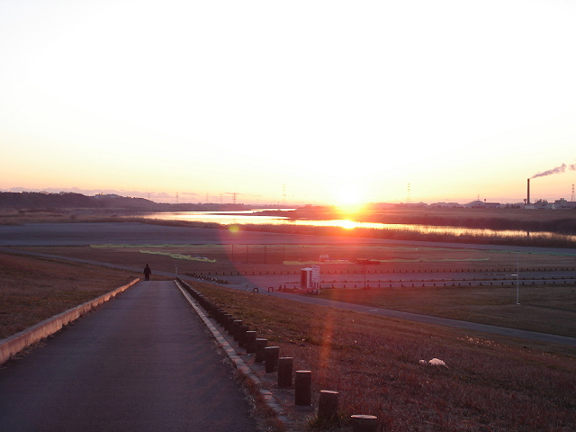 朝日を受けて輝く利根川沿いの散歩道