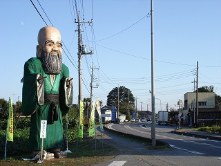 坂東市の県道沿いにある謎の巨大な爺さんの人形