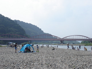 国道123号・那珂川大橋のたもとで川遊びを楽しむ人々