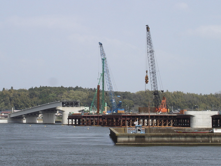 鹿行大橋の2010年4月現在の建設状況