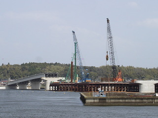 鹿行大橋の2010年4月現在の建設状況