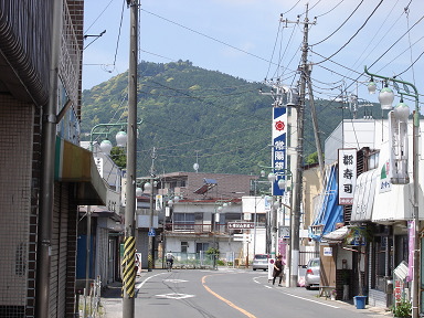 県道30号(水戸岩間線)から愛宕山を望む
