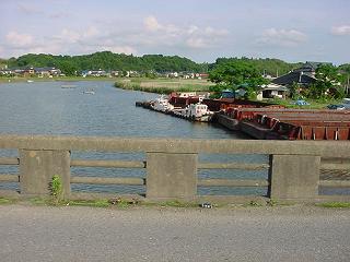 橋の上から見た小野川の流れ